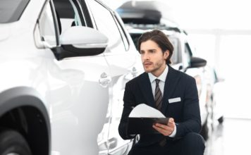 Guide pratique pour choisir la voiture d’occasion idéale selon vos besoins Insurance Agent Sitting Taking Notes About Used Car