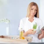 Comprendre le rĂ´le des acides dans les routines de soin modernes