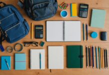 Fournitures scolaires : le budget médian grimpe, la seconde main s’impose Fournitures scolaires posées sur un bureau pour la rentrée