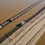 Pénurie de sable : la ressource oubliée qui met les écosystèmes sous pression Extraction de sable dans un delta fluvial, impact environnemental sur le littoral