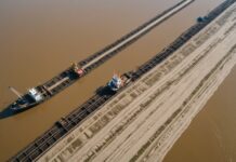 Pénurie de sable : la ressource oubliée qui met les écosystèmes sous pression Extraction de sable dans un delta fluvial, impact environnemental sur le littoral