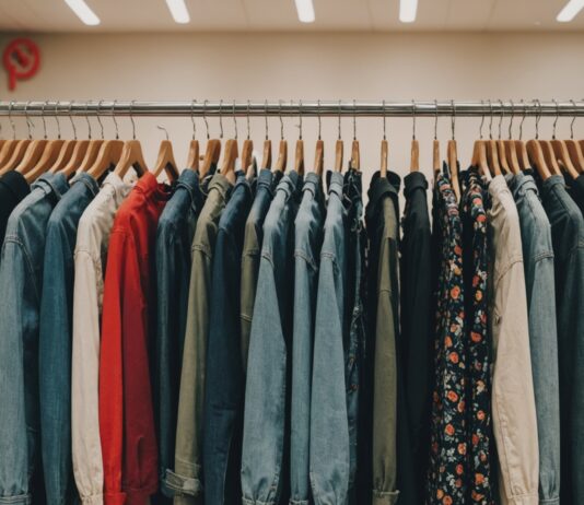 Malus mode ultra-éphémère : ce qui change pour les vêtements les moins chers Portant de vêtements bon marché illustrant le malus mode ultra-éphémère