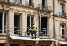 Rénovation énergétique : la mention obligatoire qui doit apparaître dans toutes les publicités Façade d'immeuble en travaux de rénovation énergétique avec échafaudage