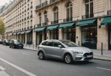 Location de voiture à Paris : le guide complet pour bien choisir son loueur Voiture de location garée dans une rue parisienne haussmannienne