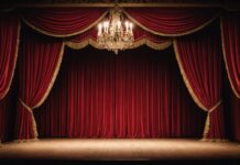 Saison Cabaret : le ministère de la Culture lance un plan inédit pour valoriser cet art vivant Scène de cabaret avec rideaux rouges et éclairage chaleureux