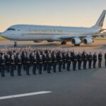 Visite du pape Léon XIV en France : ce que change le protocole présidentiel Cérémonie d'accueil officielle sur un tarmac d'aéroport en France, drapeaux français et du Vatican