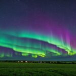 Aurores boréales en France : pourquoi le ciel s’est embrasé Aurores boréales vertes et violettes visibles dans le ciel nocturne en France